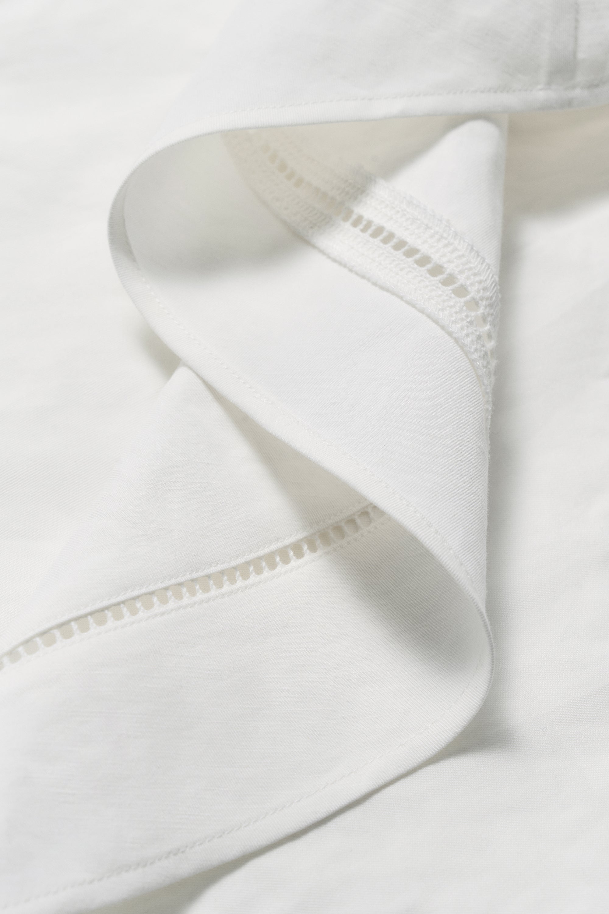 #color_off white