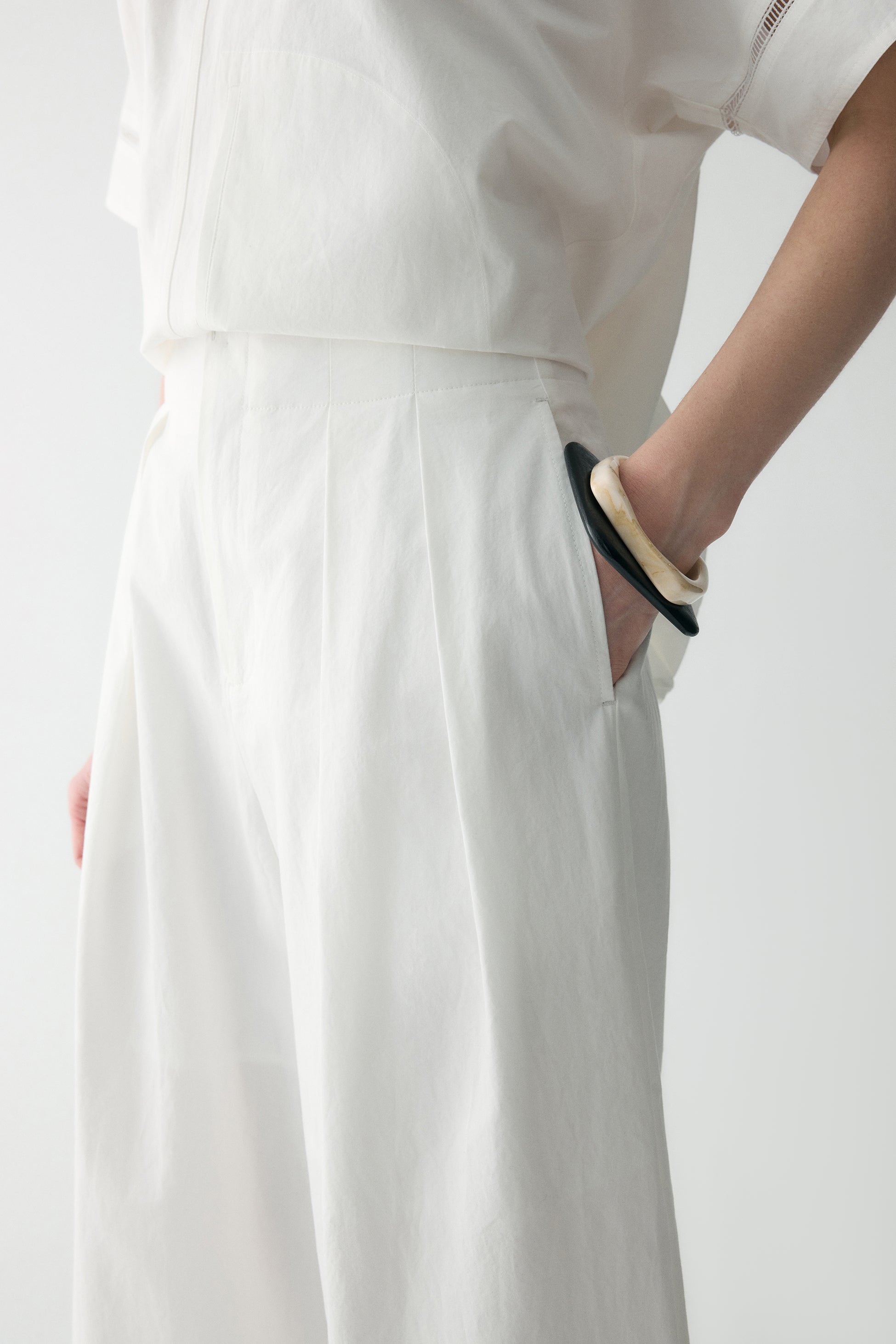 #color_off white
