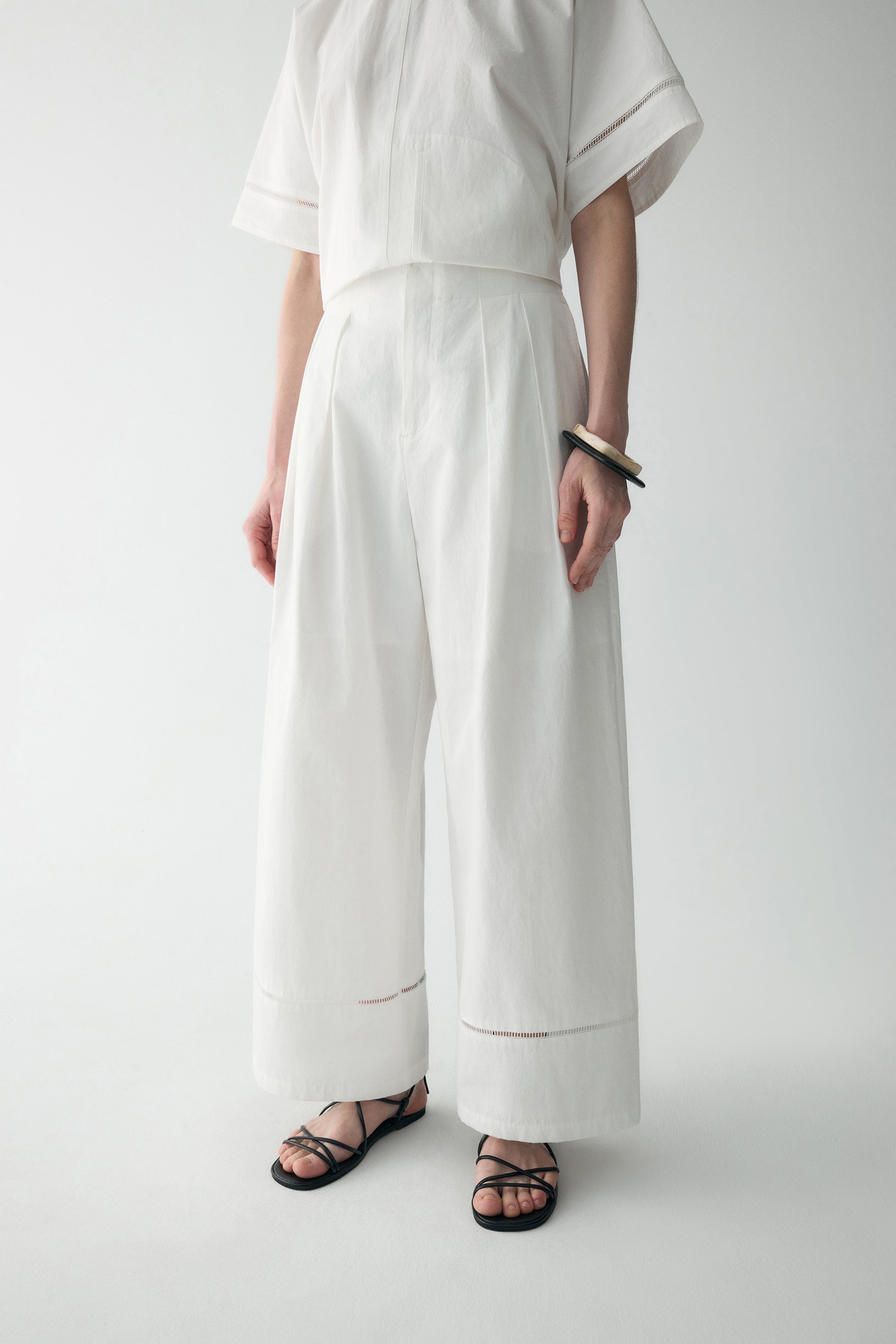 #color_off white